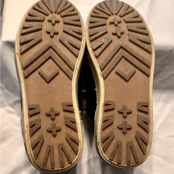 Colorful Patterned High-Top Sneakers - Picture 4 of 4